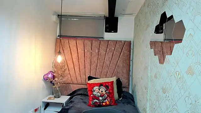 Lia Blake  online show from 12/20/25, 12:23