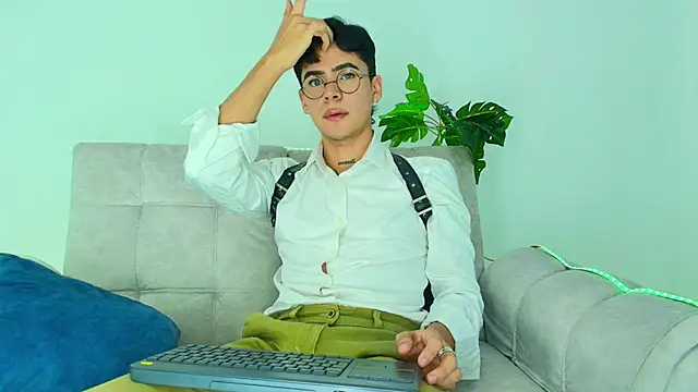 CamiiGuzmanX online show from 09/29/25, 08:57