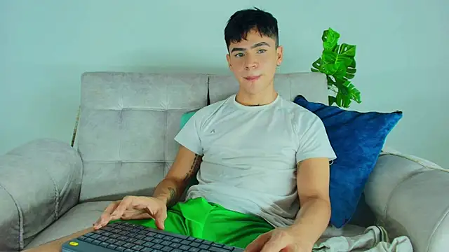 CamiiGuzmanX online show from 10/13/25, 08:20