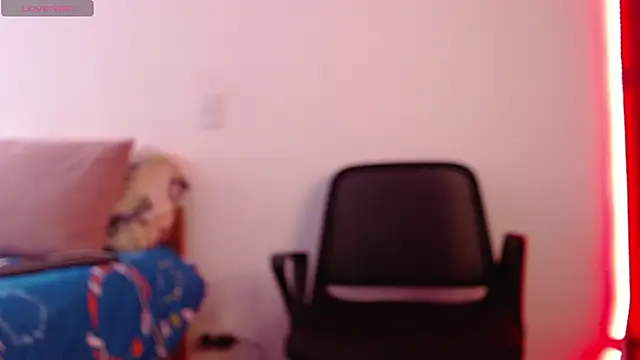 Snapshot of axel_davis_ chatting on 10/10/25, 01:32 axel davis  online show from 10/10/25, 01:32