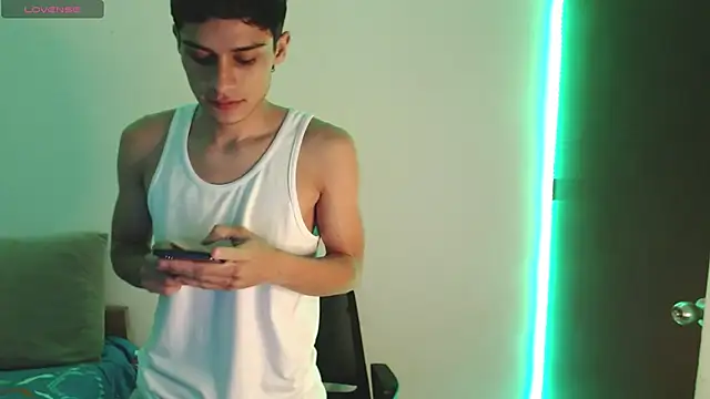 Snapshot of axel_davis_ chatting on 10/12/25, 03:49 axel davis  online show from 10/12/25, 03:49