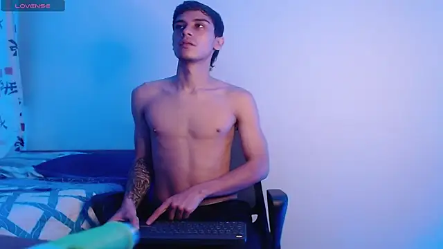 Snapshot of axel_davis_ chatting on 10/14/25, 01:39 axel davis  online show from 10/14/25, 01:39