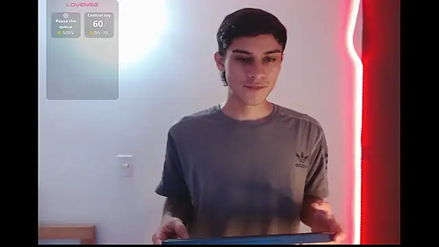 Snapshot of axel_davis_ chatting on 10/17/25, 05:32 axel davis  online show from 10/17/25, 05:32