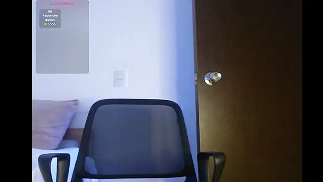 Snapshot of axel_davis_ chatting on 10/21/25, 12:11 axel davis  online show from 10/21/25, 12:11