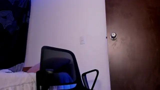 Snapshot of axel_davis_ chatting on 10/31/25, 12:55 axel davis  online show from 10/31/25, 12:55