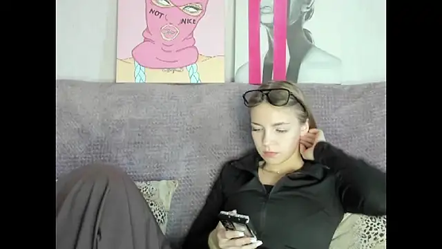 HitGyrl online show from 09/28/25, 01:55