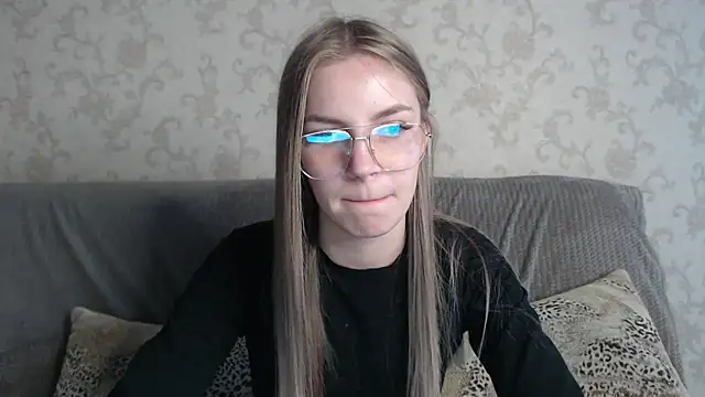 Snapshot of HitGyrl chatting on 05/19/26, 01:00 HitGyrl online show from 05/19/26, 01:00