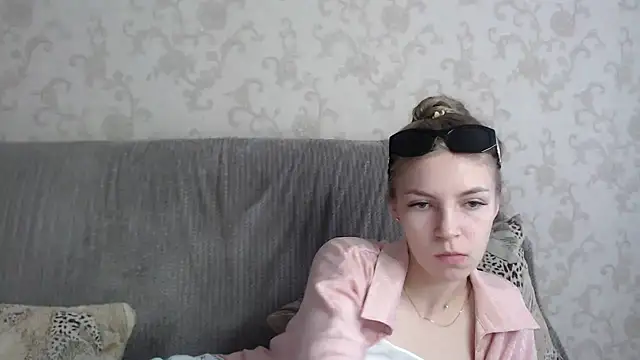 Snapshot of HitGyrl chatting on 05/28/26, 01:03 HitGyrl online show from 05/28/26, 01:03