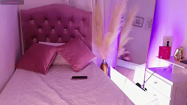 ZoeRuiiz online show from 10/26/25, 04:07