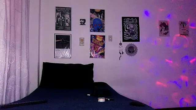 plutonbluemooon333 online show from 12/17/25, 02:06