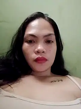 Snapshot of missluvv chatting on 10/23/25, 12:43 missluvv online show from 10/23/25, 12:43