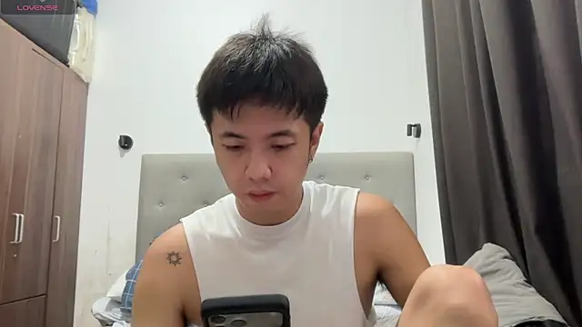 Snapshot of Addictiveboi chatting on 06/08/26, 04:13 Addictiveboi online show from 06/08/26, 04:13