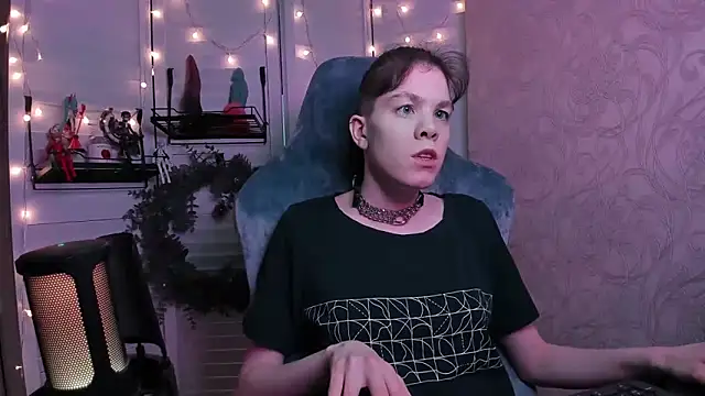 Snapshot of aestheticbeing chatting on 12/17/25, 12:44 aestheticbeing online show from 12/17/25, 12:44