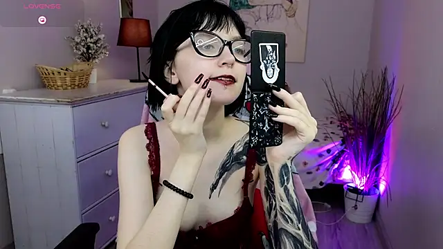 HazelTompson online show from 11/30/25, 08:35