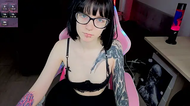 HazelTompson online show from 04/10/26, 12:21