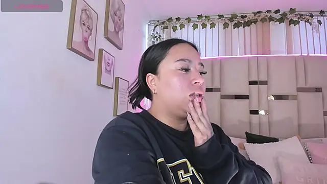 Zoey thompson online show from 11/20/25, 07:46