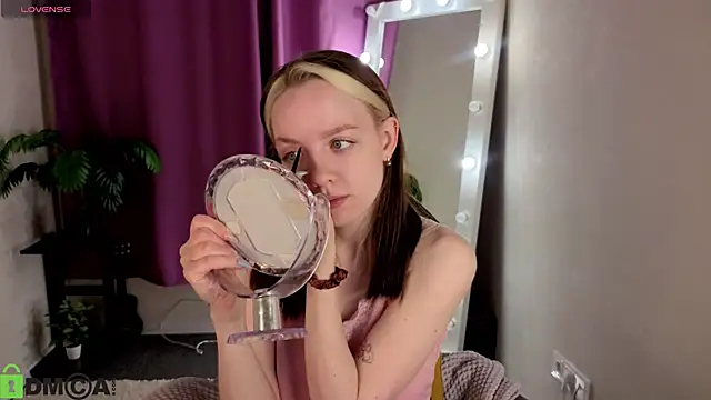 Snapshot of R0cket_bunny chatting on 05/28/26, 12:52 R0cket bunny online show from 05/28/26, 12:52