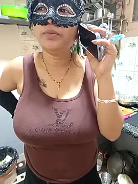 Snapshot of Queen_Nightt chatting on 01/18/26, 03:32 Queen Nightt online show from 01/18/26, 03:32