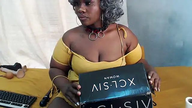 Snapshot of curvydarckcohocolate chatting on 05/01/26, 12:10 curvydarckcohocolate online show from 05/01/26, 12:10