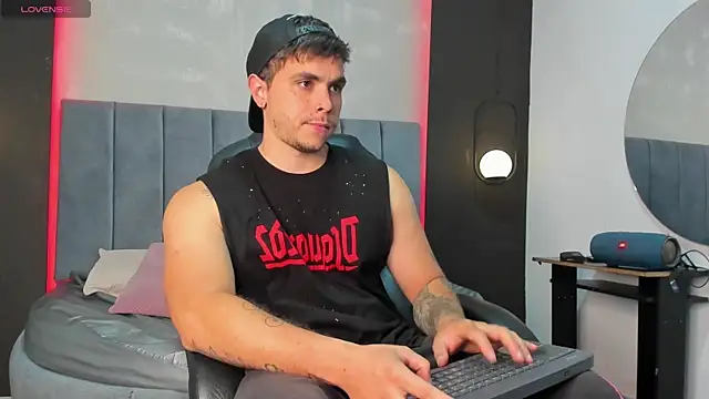 Snapshot of Liam_walk_ chatting on 09/16/25, 12:11 Liam walk online show from 09/16/25, 12:11