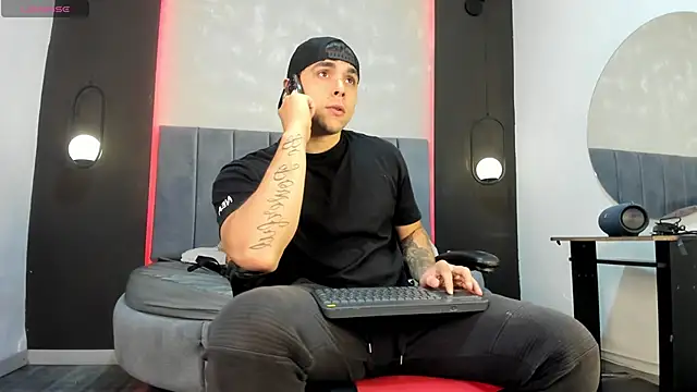 Snapshot of Liam_walk_ chatting on 09/19/25, 10:43 Liam walk online show from 09/19/25, 10:43