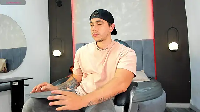 Snapshot of Liam_walk_ chatting on 09/24/25, 10:35 Liam walk online show from 09/24/25, 10:35