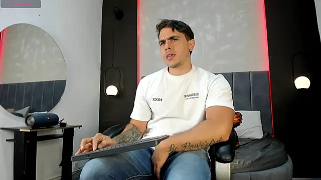 Snapshot of Liam_walk_ chatting on 10/06/25, 08:06 Liam walk online show from 10/06/25, 08:06