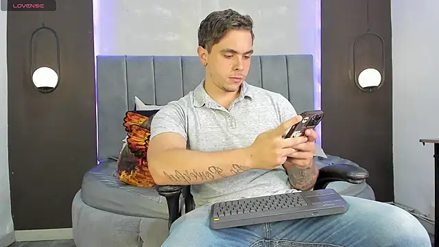 Snapshot of Liam_walk_ chatting on 10/18/25, 08:53 Liam walk online show from 10/18/25, 08:53