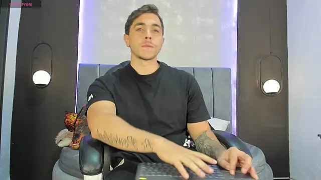 Snapshot of Liam_walk_ chatting on 10/20/25, 09:04 Liam walk online show from 10/20/25, 09:04