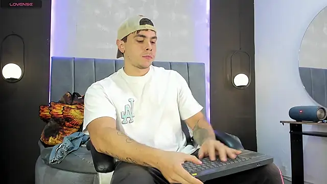 Snapshot of Liam_walk_ chatting on 10/28/25, 11:07 Liam walk online show from 10/28/25, 11:07