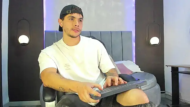 Snapshot of Liam_walk_ chatting on 11/08/25, 09:57 Liam walk online show from 11/08/25, 09:57