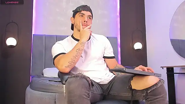 Snapshot of Liam_walk_ chatting on 11/10/25, 08:08 Liam walk online show from 11/10/25, 08:08