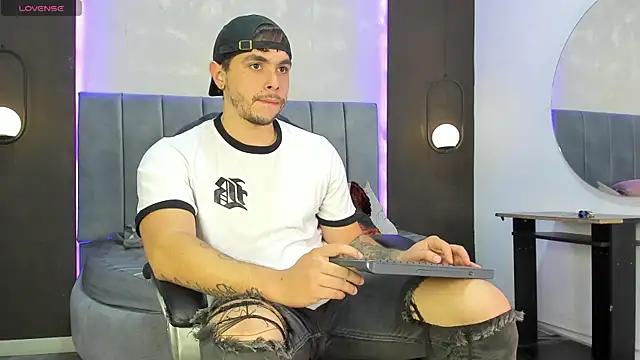 Snapshot of Liam_walk_ chatting on 11/11/25, 08:20 Liam walk online show from 11/11/25, 08:20