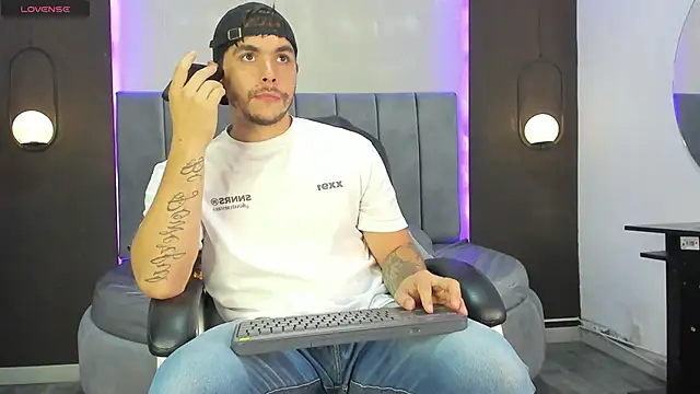 Snapshot of Liam_walk_ chatting on 11/14/25, 09:35 Liam walk online show from 11/14/25, 09:35