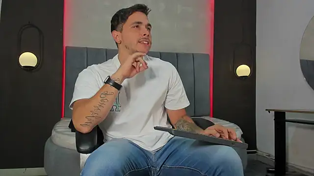 Snapshot of Liam_walk_ chatting on 04/23/26, 07:05 Liam walk online show from 04/23/26, 07:05