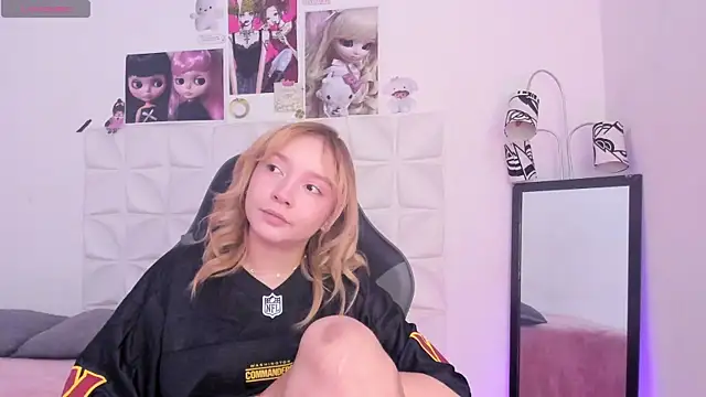 JuliethMoss online show from 11/14/25, 08:18