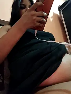 Snapshot of Maahhii_2 chatting on 04/19/26, 10:14 Maahhii 2 online show from 04/19/26, 10:14
