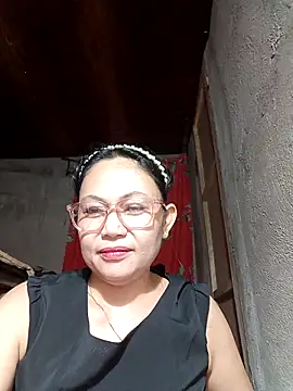 Everleigh mom online show from 12/23/25, 11:08