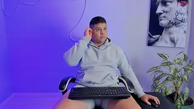 Snapshot of Maximus_Steel chatting on 09/19/25, 02:57 Maximus Steel online show from 09/19/25, 02:57