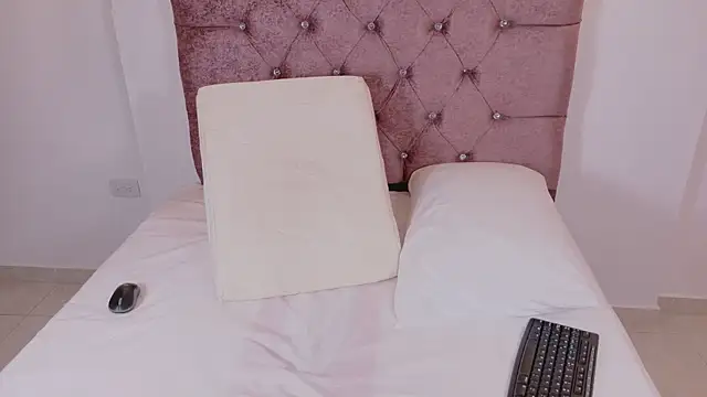 sophiacuttee online show from 11/07/25, 12:27