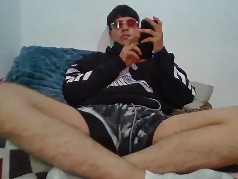 Snapshot of Barrx0018 chatting on 12/18/25, 04:13 Barrx0018 online show from 12/18/25, 04:13