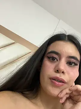 CoralineRusso1 online show from 11/19/25, 06:35