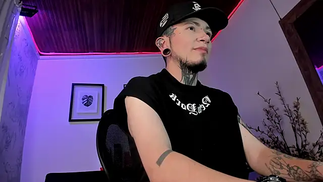 Snapshot of tyler_jones_ chatting on 10/01/25, 04:07 tyler jones online show from 10/01/25, 04:07