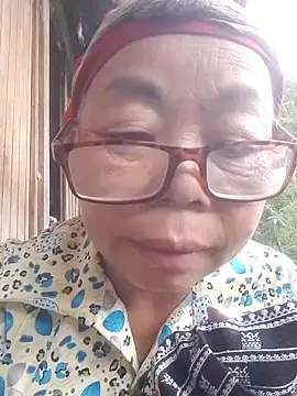 Snapshot of VangLe73 chatting on 09/16/25, 10:38 VangLe73 online show from 09/16/25, 10:38