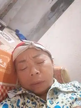 Snapshot of VangLe73 chatting on 10/11/25, 01:42 VangLe73 online show from 10/11/25, 01:42