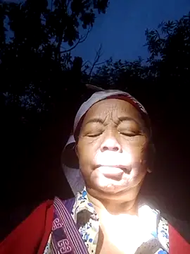 Snapshot of VangLe73 chatting on 10/13/25, 10:43 VangLe73 online show from 10/13/25, 10:43