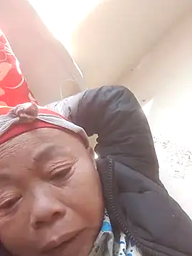 Snapshot of VangLe73 chatting on 12/15/25, 06:06 VangLe73 online show from 12/15/25, 06:06