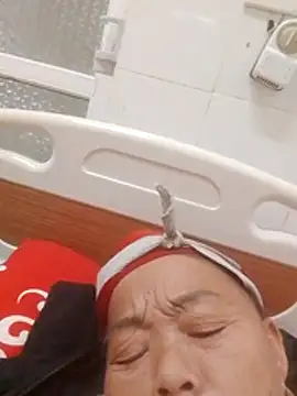 Snapshot of VangLe73 chatting on 12/17/25, 12:44 VangLe73 online show from 12/17/25, 12:44