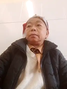 Snapshot of VangLe73 chatting on 12/18/25, 12:49 VangLe73 online show from 12/18/25, 12:49