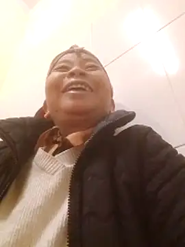 Snapshot of VangLe73 chatting on 12/20/25, 12:12 VangLe73 online show from 12/20/25, 12:12